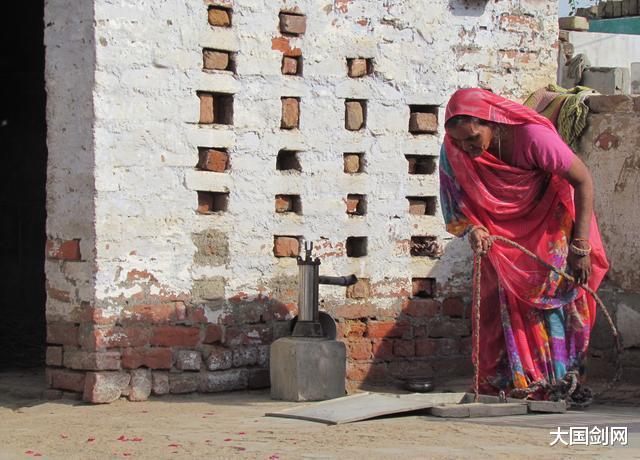 『印度』印度又传出一坏消息！只剩下四十天的存量，百万群众只能看天吃饭