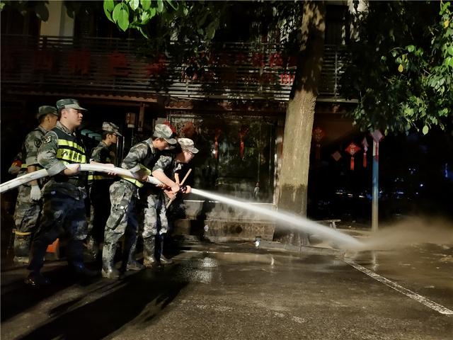 律师|四川省泸州市龙马潭区人武部:组织应急民兵奋战一线,连夜开展清淤工作