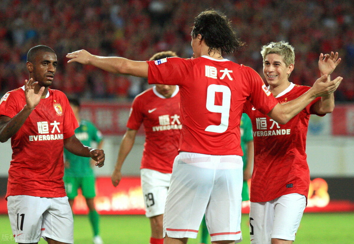 广州恒大|中国足坛罕见一幕！保级队8外援致敬冠军恒大，上港球迷不服