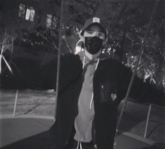 李钟硕|李钟硕回归后形象大变！留微卷长发稳赢李敏镐，解领带更男友力爆棚