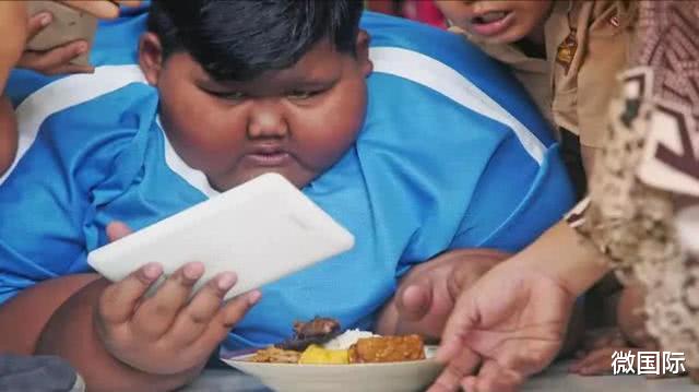 ##当年睡塌5张床的印尼400斤男孩，立志要减肥，如今帅到犯规