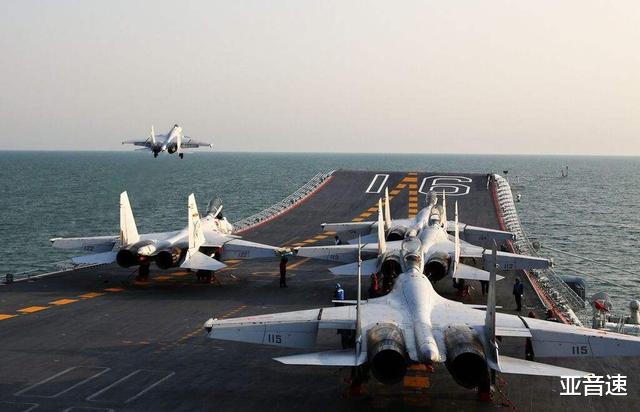 驱逐舰@055首次远航,海上补给画面曝光,这次排水量终于显大了