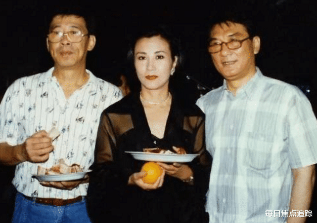 「赵敏」72岁的“张无忌”拥着72岁的“赵敏”拍照：缘分40年，弹指一挥间