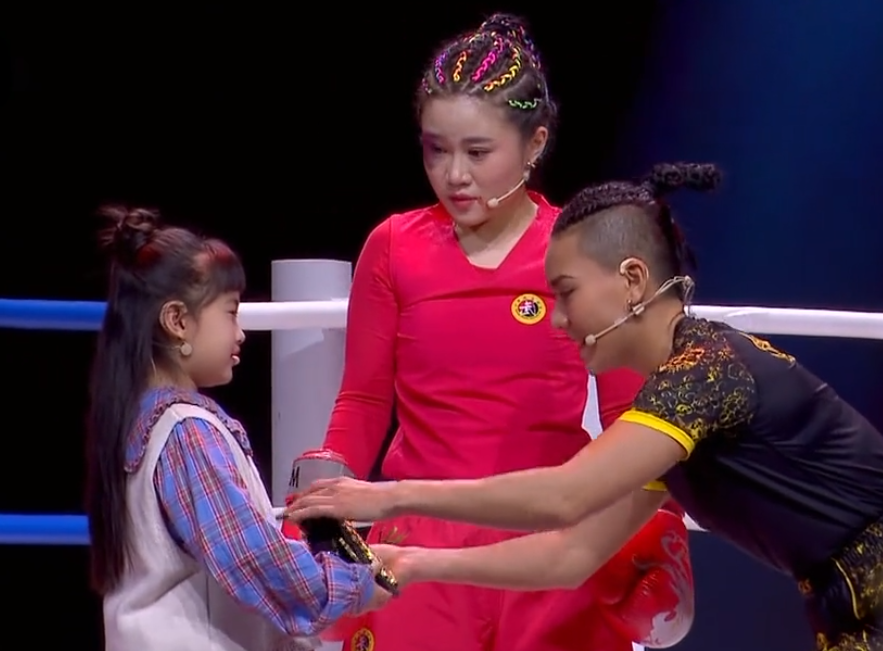 关晓彤@白鸽带女儿参加《欢乐喜剧人》复活赛，弹幕里满是人性的丑陋