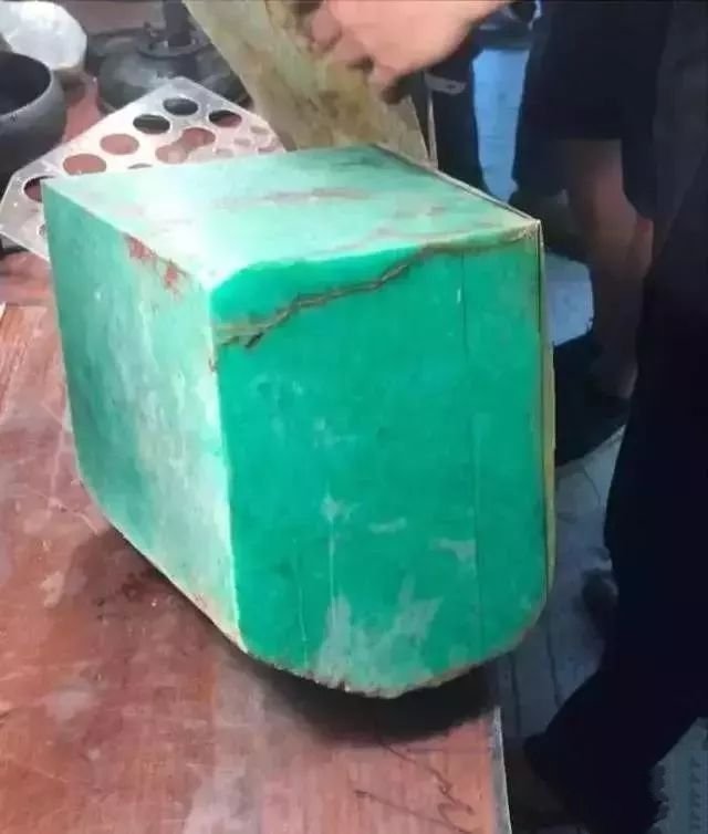 「翡翠」货主执意买下翡翠料子，一刀切出满色，现场被堵的水泄不通！