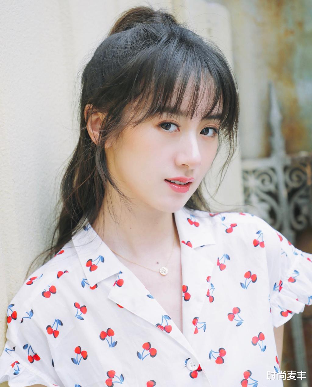 衬衫|她在《老九门》中演张艺兴老婆，今穿印花衬衫配齐刘海，清纯甜美