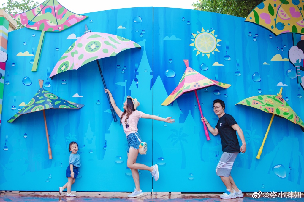 中超|奥运冠军两岁女儿把房间弄一片狼藉!妈妈坐沙发玩手机,一脸淡定