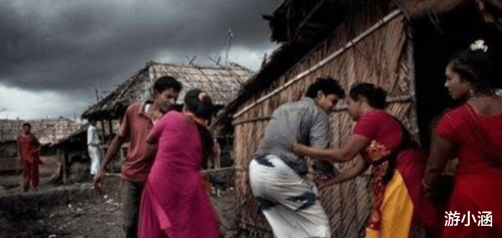 印度|世界上最不讲卫生的国家，男女在街上随意释放天性，印度甘拜下风