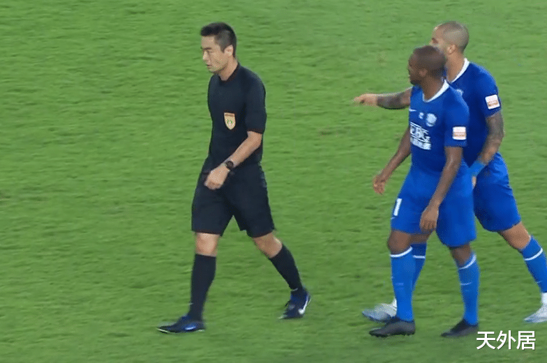 国安|巨大争议!国安最后1秒推人+手球逃点球,裁判拒看VAR遭质问