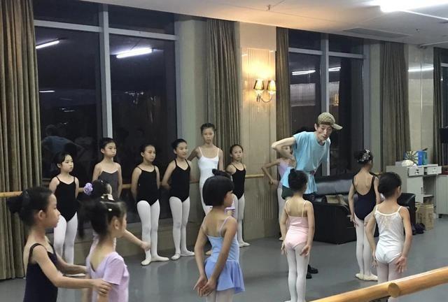 杨丽萍|他是“男版杨丽萍”，只会跳舞生活不能自理，年挣百万仍无人愿嫁