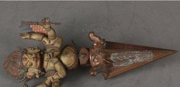 这兵器阴阳通杀，称霸战场两千年，退出战场镇宅院，就是长得吓人