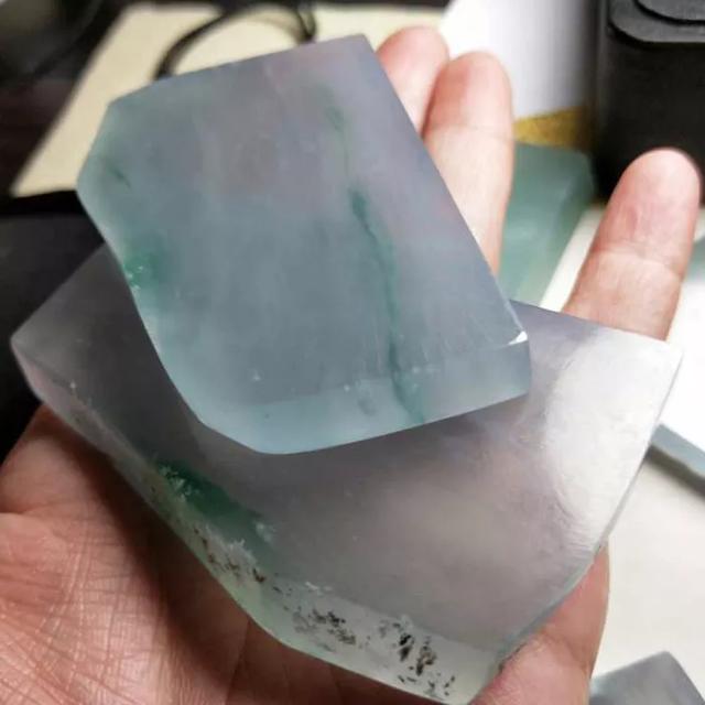 翡翠@不到2斤的翡翠原石，擦1次窗涨了10倍，最后擦出高冰玻璃种，赚翻