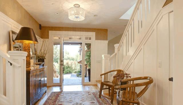 大门口最忌讳摆放这几种东西, 聪明人从不摆, 越住越穷招惹霉运