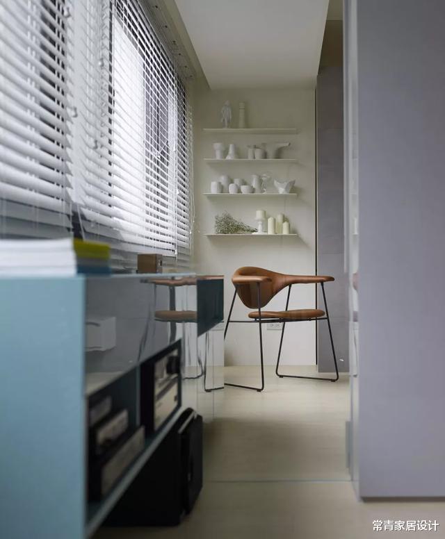 ：越来越多人家都不装窗帘，都装百叶窗，光影效果自带高级质感