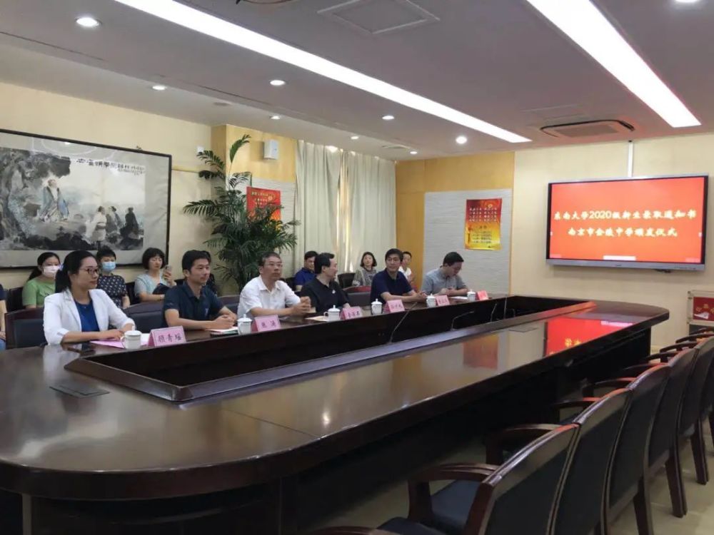 录取通知书|27个南大、19个东大!高校专门来这所中学送录取通知书