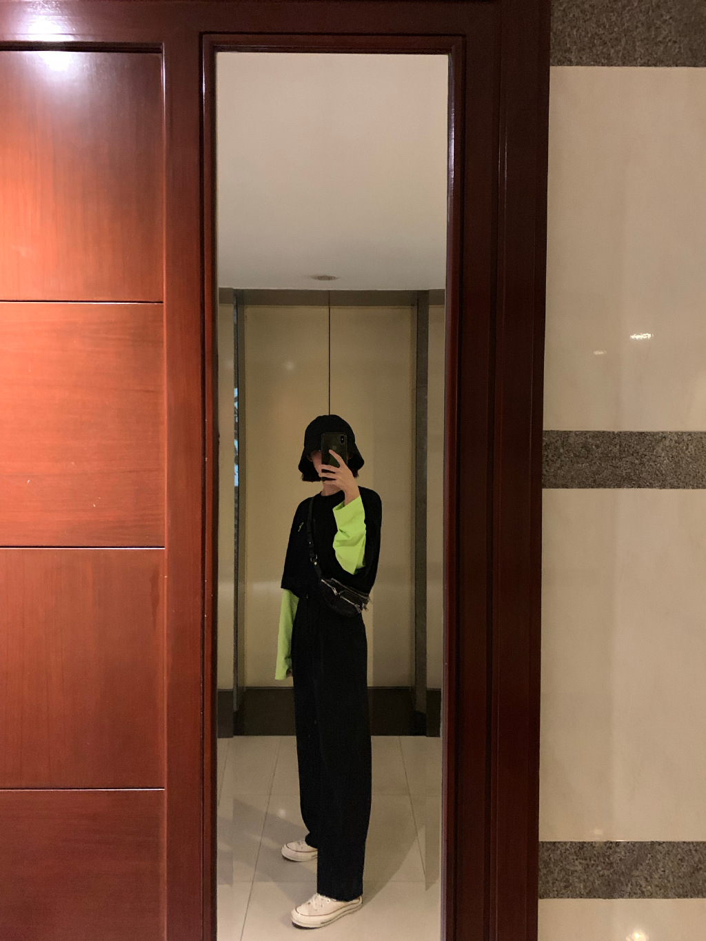 段奥娟：“减肥模板”段奥娟上线了，穿黑色小背心露蛮腰，短发少女又可爱