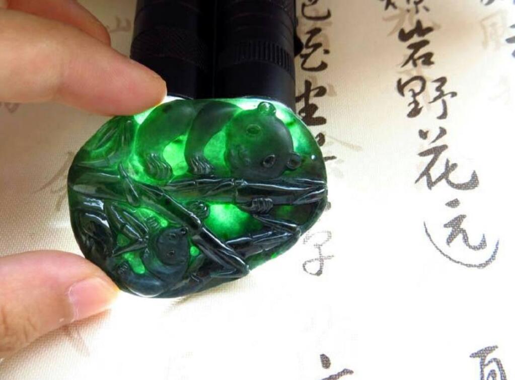 「翡翠」在翡翠品种里有那么一种黑色的翡翠，如何定义墨翠，墨翠的价值！