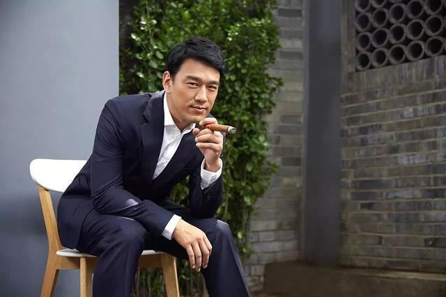 靳东|继靳东，雷佳音，张嘉译之后，又一位大器晚成的中年大叔霸屏