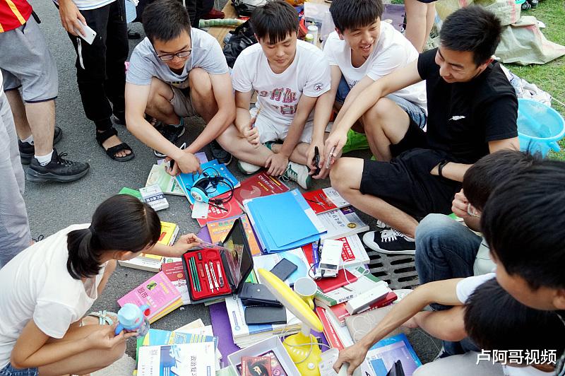 【自媒体】200块摆地摊创业，结合自媒体，做得好，月赚2万很轻松！