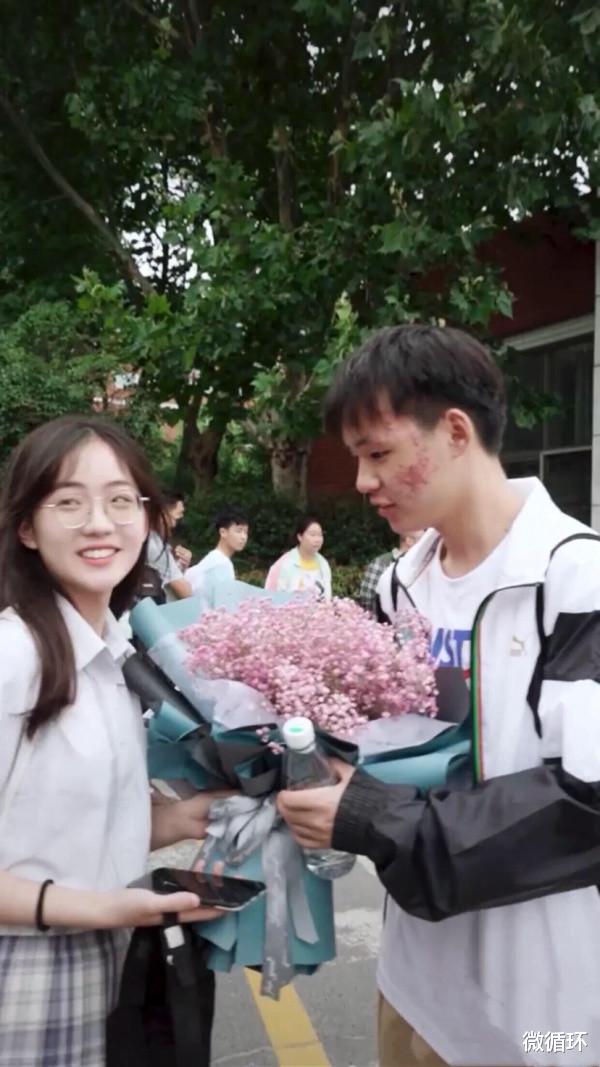 |“高考最美等待”女生意外走红,一夜涨粉72万,本人表示很慌