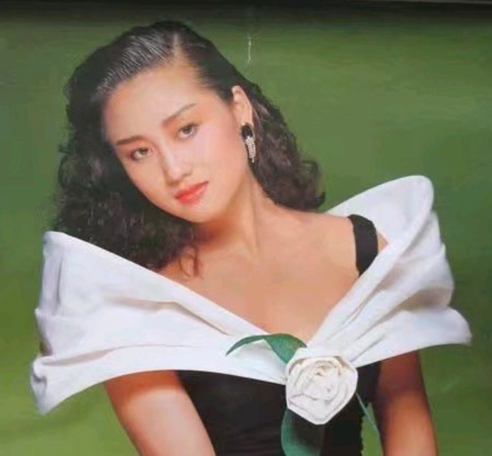 李连杰|31岁退圈做房地产，欠下巨额债务要李连杰还，今57岁穿僧衣入佛门