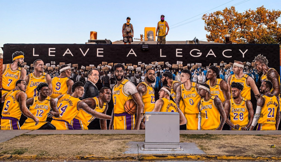 湖人队|泪目!湖人巨幅壁画大变样,科比怀抱总冠军笑了,17冠排成一条线