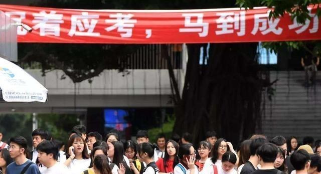 |高考第一天,语文轻松数学难?分数线会下降?学姐:比去年好!