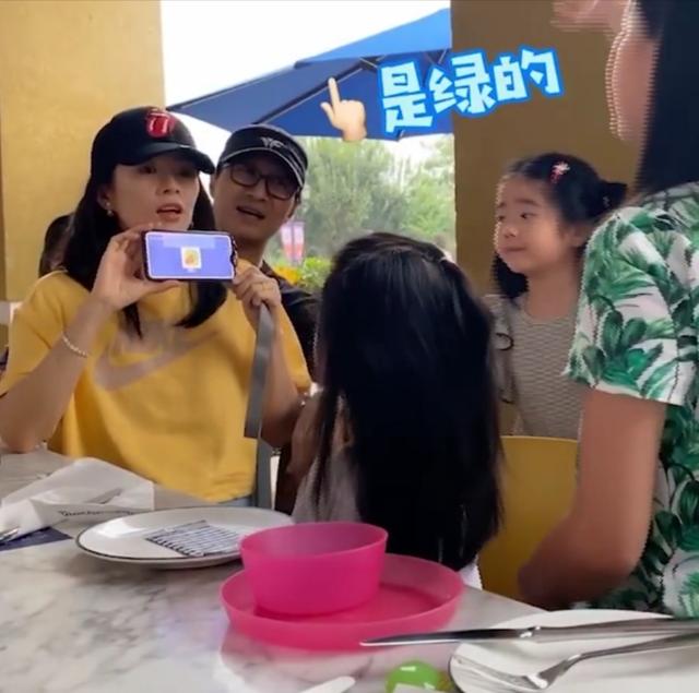 章子怡|汪峰章子怡举家出游！3个孩子全出镜，突遇“车祸”乱阵脚！