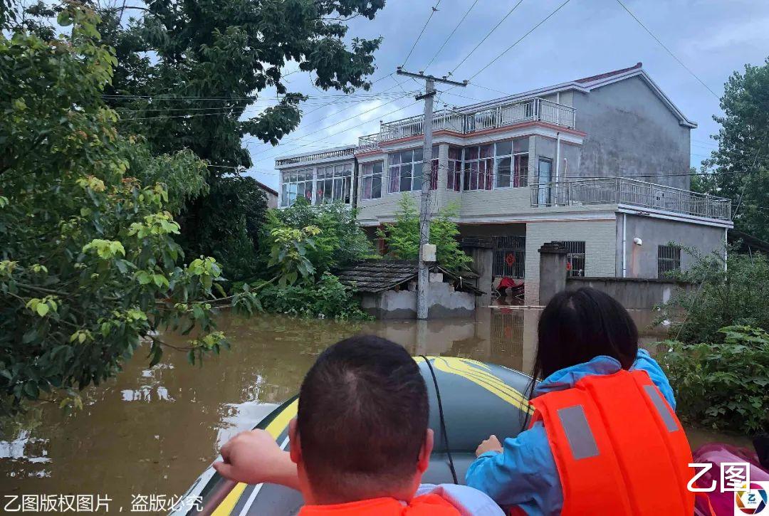 『六安』暴雨来袭，安徽六安部分村庄被水围困，村民购快艇转移乡邻