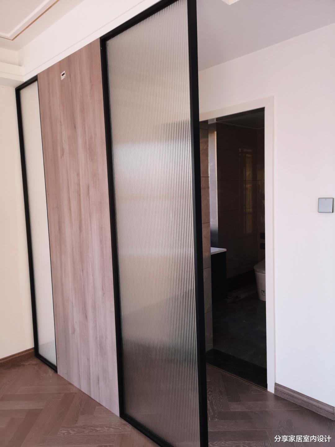 |越来越多人这样装修，电视墙很实用，看她家，还没家具就很漂亮！