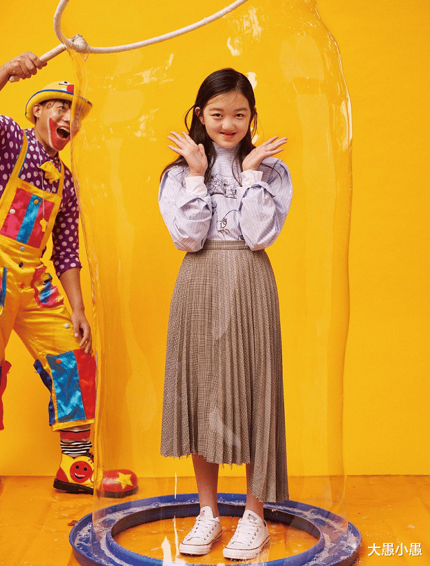 王菲|李嫣为李亚鹏庆生,染回黑发穿无袖长裙,终于像是王菲亲生