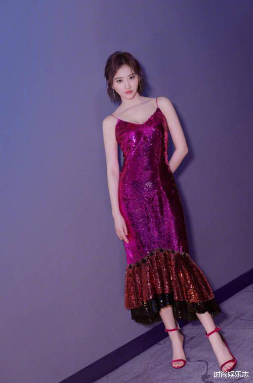 景甜|景甜也是喜欢玩美颜，浓妆下把皮肤修饰的很细腻，但看着有些假！