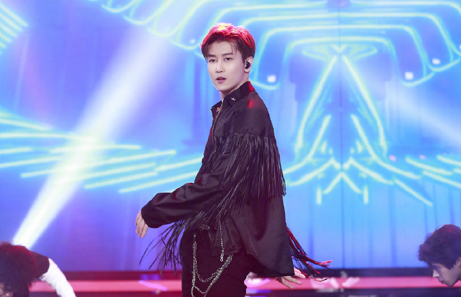 [王一博]《天天向上》王一博偷瞄哥哥，面无表情摇仙女棒，鼓起奶膘超可爱