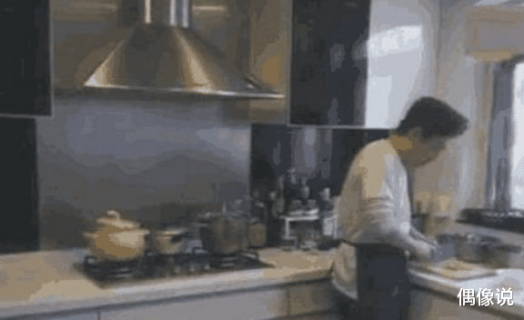 @黄渤豪宅自制杏酱，曝光院子里的超大草坪，但厨房装修十分接地气