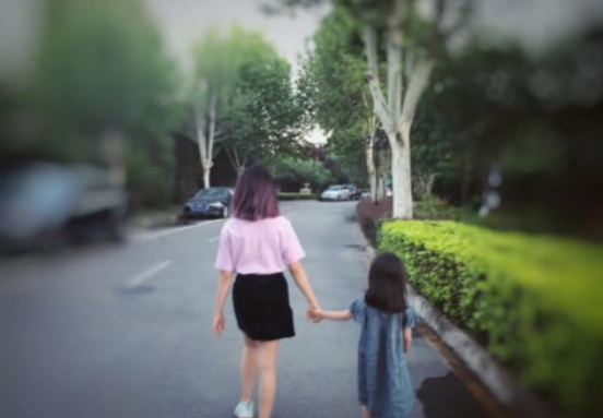 发型|黄磊女儿多多终于换发型，剪短头发并染回黑色，这才像14岁！