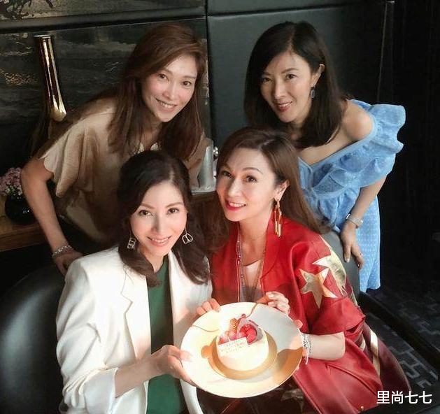 #李嘉欣#李嘉欣亲姐太“丑”，姐妹俩走机场颜值差别大，穿得却比妹妹时髦