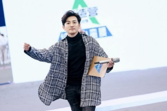 穿衣搭配|46岁苏有朋换了新发型,只是烫了“泰迪卷”,但是却意外的时尚!