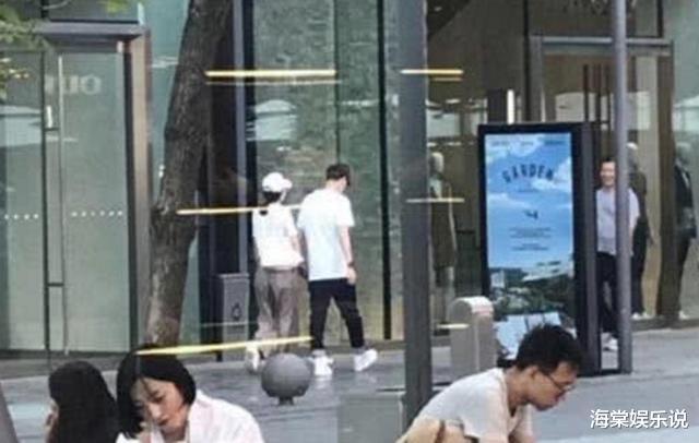 赵丽颖：赵丽颖和冯绍峰腻歪3天返航被偶遇，冯绍峰打扮年轻，颖宝很潮范