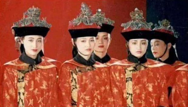 王祖贤|王祖贤30年前在故宫拍照，有谁注意到后面的群演，今成了当红女星