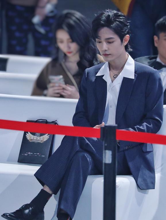 肖战|肖战寸头发型被公开，整个人看似年轻10岁！这颜值不火才怪