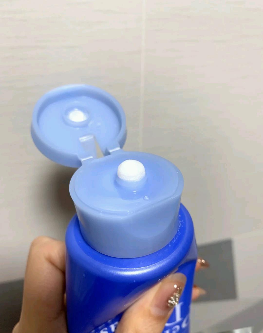 洗面奶▲热门洗面奶红黑榜，前两款温和不踩雷，后两款拔干还伤肤