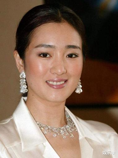 巩俐|55岁巩俐与72岁老公素颜逛街，老得让人难以接受，终于成了老奶奶