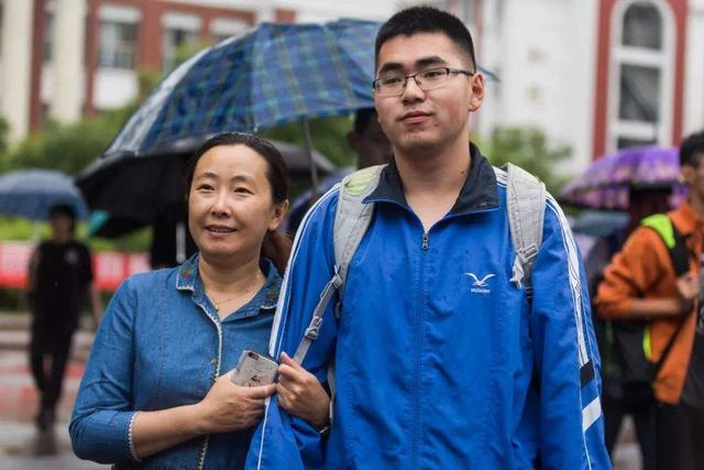 姐姐|北大录取通知书刚到,父子俩就吵了起来,爹怒吼:败家孩子