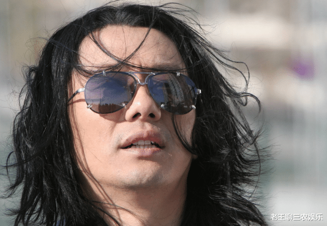 郑钧：郑钧自幼丧父，因为喜爱音乐走上了乐坛，收获了美好的天地