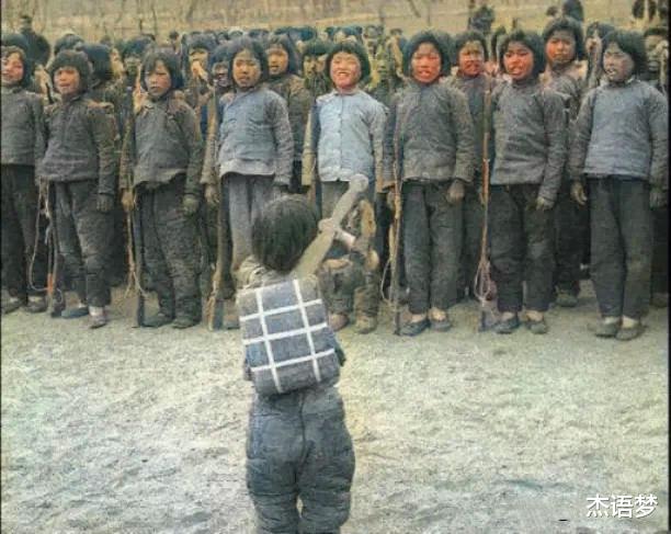 女孩|罕见历史老照片：很多人连1张都没见过，图9八路军给衣不蔽体的女孩穿衣服