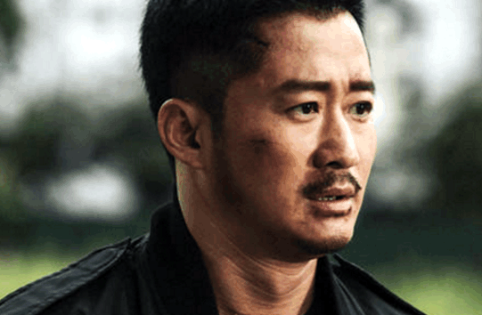 『吴京』刚走红就开始膨胀，颁奖典礼全程黑脸，对恩人吴京更是不屑一顾