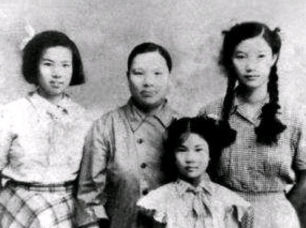 毛岸英|朝鲜烈士陵园有一块特殊的墓碑,1959年一位女士跪在墓前 我来晚了