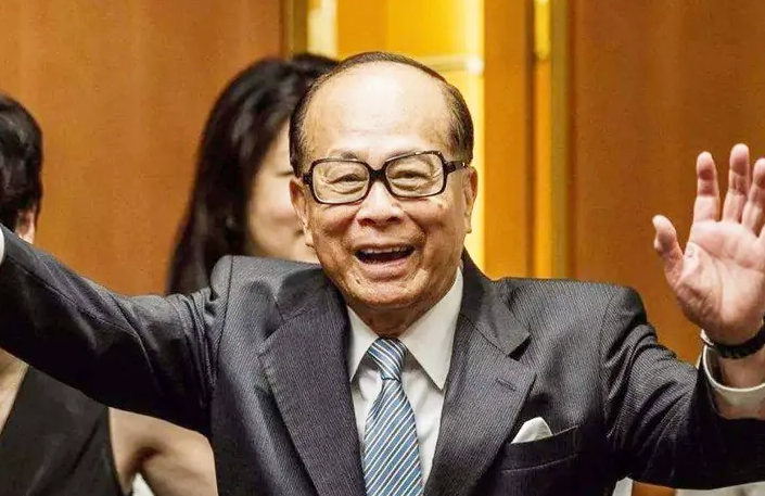 【李嘉诚】李嘉诚又回来了?4000亿资产或将被没收,开始重启投资大陆