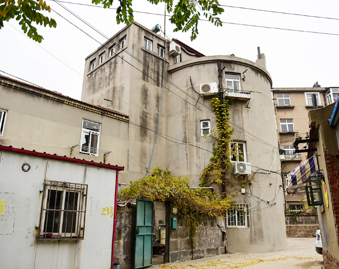 颜夕趣史|五代人住日军炮楼50余年，墙壁厚72厘米，暖气从弹孔进入耗时十余年