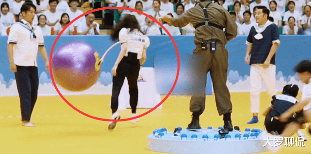 欧阳娜娜|跑男安全出现漏洞，欧阳娜娜被大球砸到，跪地上起不来却没人理会